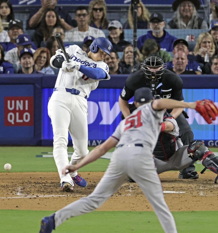 ５回、右前適時打を放つ大谷。投手セール（共同）