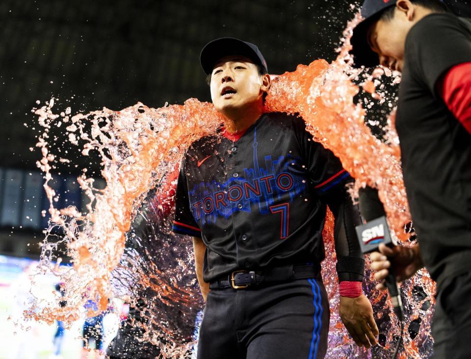 勝利し、試合後に手荒い祝福を受ける岡本（ゲッティ＝共同）