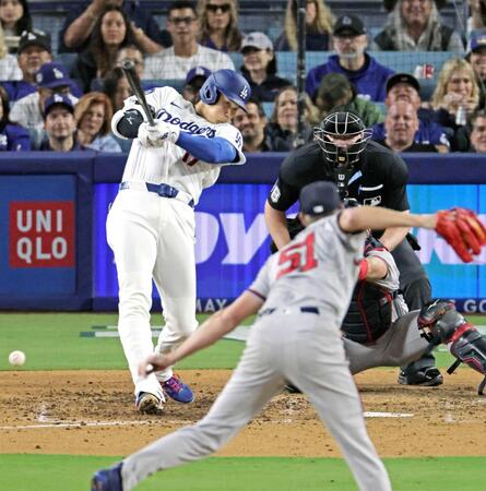 　５回、右前適時打を放つドジャース・大谷（共同）