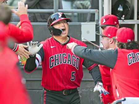 　１回、１５号ソロを放ち、チームメートに迎えられるホワイトソックス・村上（共同）