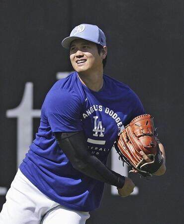 キャッチボールする大谷＝ロサンゼルス（共同）