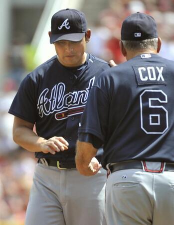 ５回途中、コックス監督（右）に促され降板する川上（共同）＝２００９年