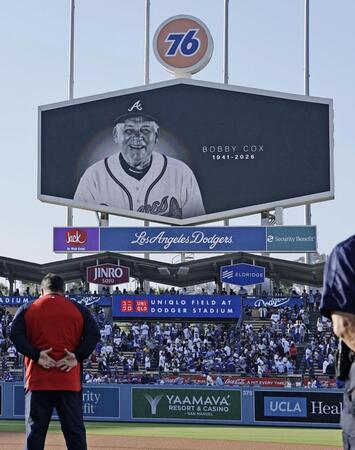 ブレーブスとドジャースの試合前に、亡くなったボビー・コックス氏が映し出された球場の大型ビジョン（共同）