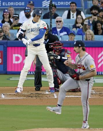 １回、空振り三振に倒れた大谷。投手・ストライダー（共同）