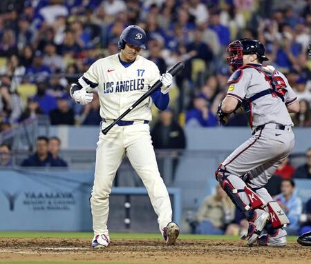 ブレーブス戦の６回、空振り三振に倒れたドジャース・大谷（共同）