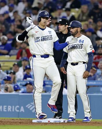 ８回、左前打で出塁した大谷（共同）