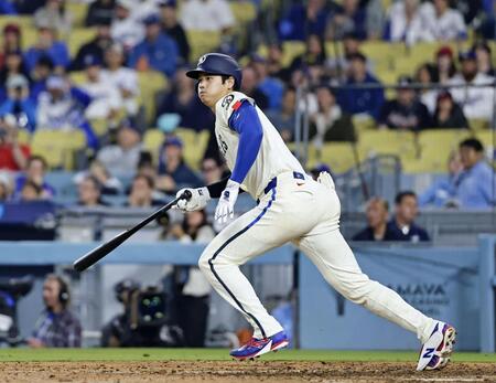 ８回、左前打を放つ大谷（共同）