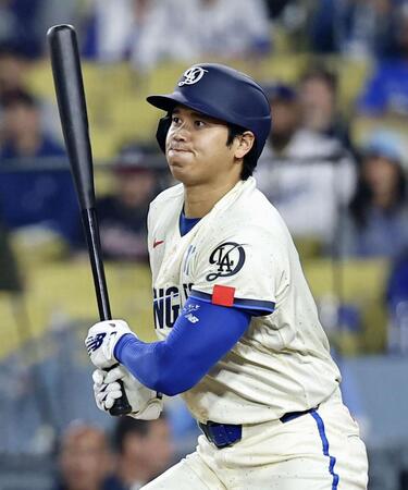 ８回、左前打を放つ大谷（共同）