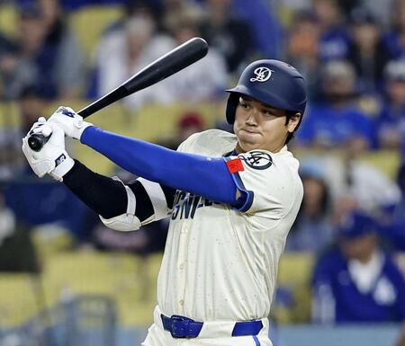 ８回、左前打を放つ大谷（共同）