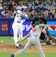 　５回、右前適時打を放つドジャース・大谷（共同）