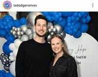 イベントに参加したタッカー夫妻。ドジャーワイブスのインスタグラム（ｌａｄｏｄｇｅｒｗｉｖｅｓ）より