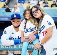 　ロハスと笑顔を浮かべる長女（中央）＝ロサンゼルス・ドジャース提供
