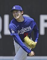 キャッチボールする佐々木＝ロサンゼルス（共同）