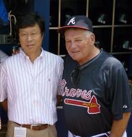 コックス監督（右）と記念撮影する阪神・南社長＝２００９年