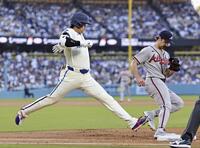 ３回、一ゴロに倒れた大谷。右はストライダー（共同）