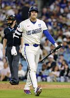 ６回、空振り三振に倒れた大谷（共同）