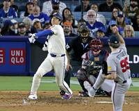 ６回、空振り三振に倒れた大谷。投手・ストライダー（共同）
