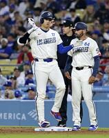 ８回、左前打で出塁した大谷（共同）