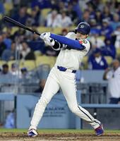 ８回、左前打を放つ大谷（共同）
