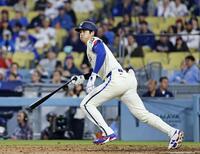 ８回、左前打を放つ大谷（共同）