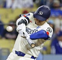 ８回、左前打を放つ大谷（共同）