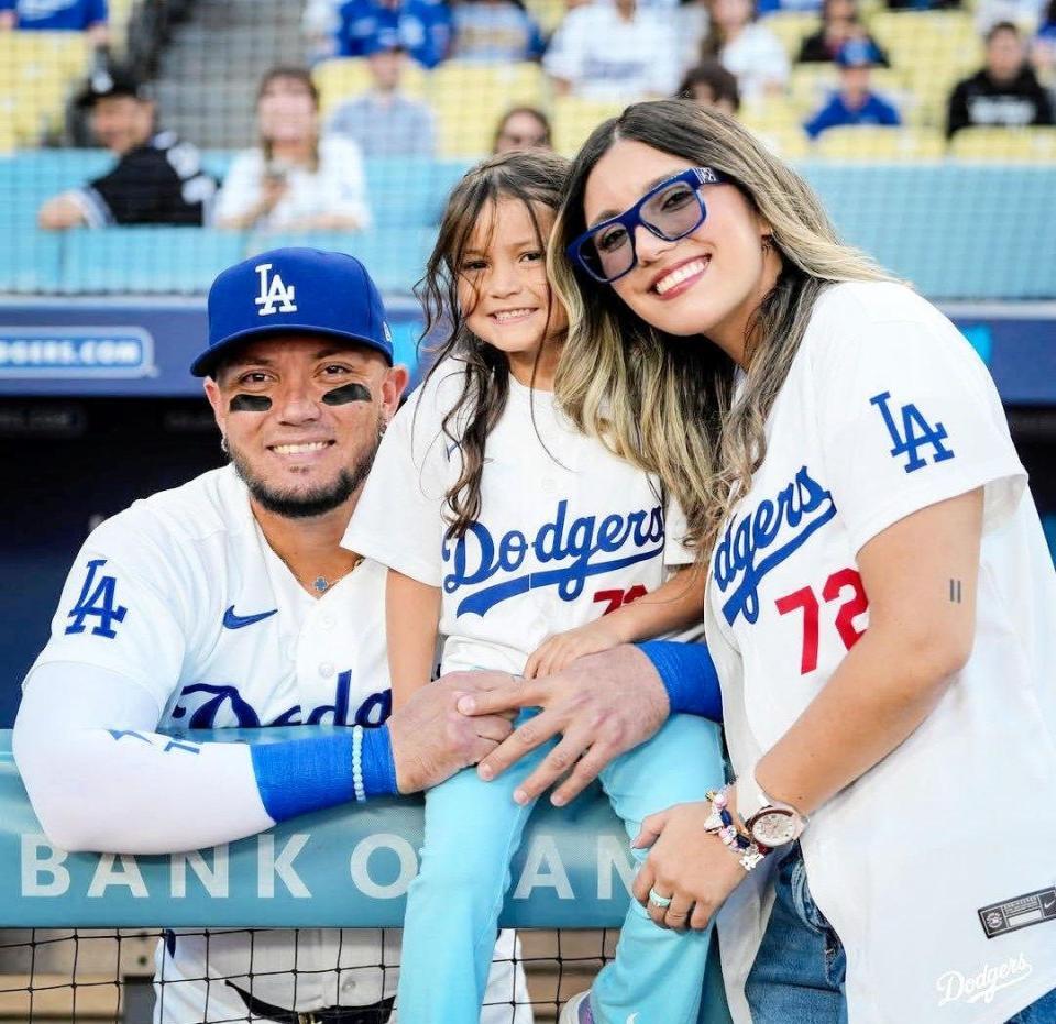 　ロハスと笑顔を浮かべる長女（中央）＝ロサンゼルス・ドジャース提供