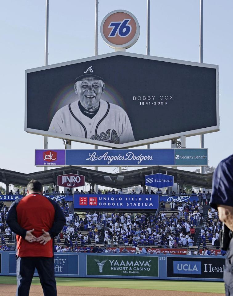 ブレーブスとドジャースの試合前に、亡くなったボビー・コックス氏が映し出された球場の大型ビジョン（共同）