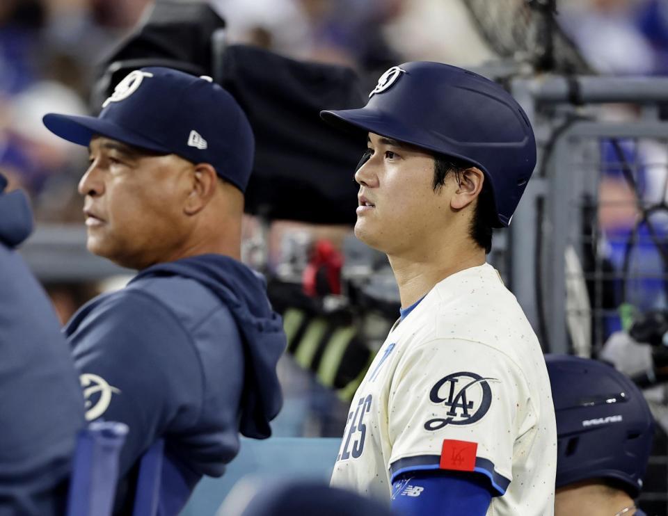 ５回、ベンチから試合を見つめる大谷。左はロバーツ監督（共同）