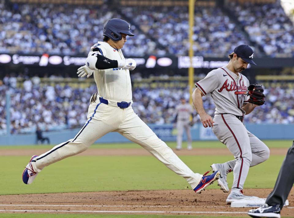 ３回、一ゴロに倒れた大谷。右はストライダー（共同）