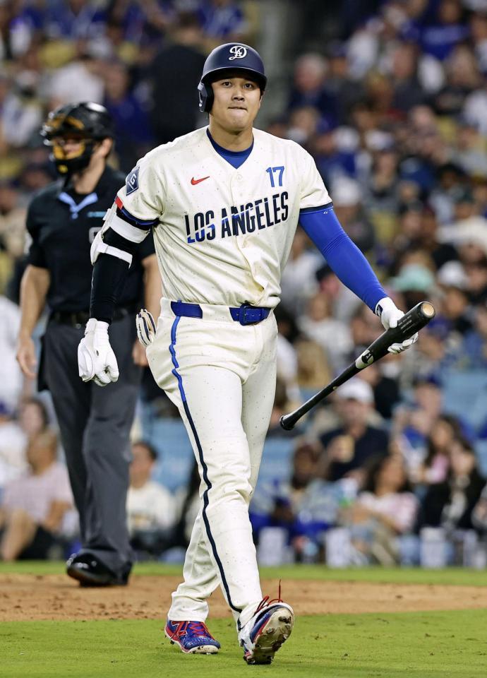 ６回、空振り三振に倒れた大谷（共同）