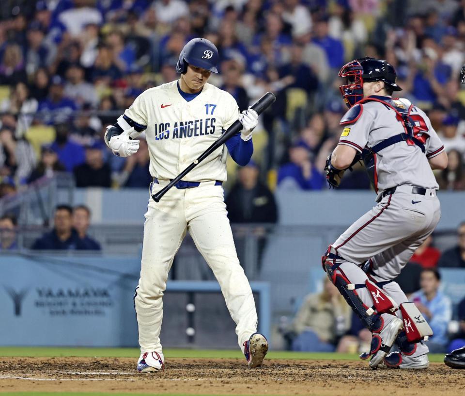 ブレーブス戦の６回、空振り三振に倒れたドジャース・大谷（共同）