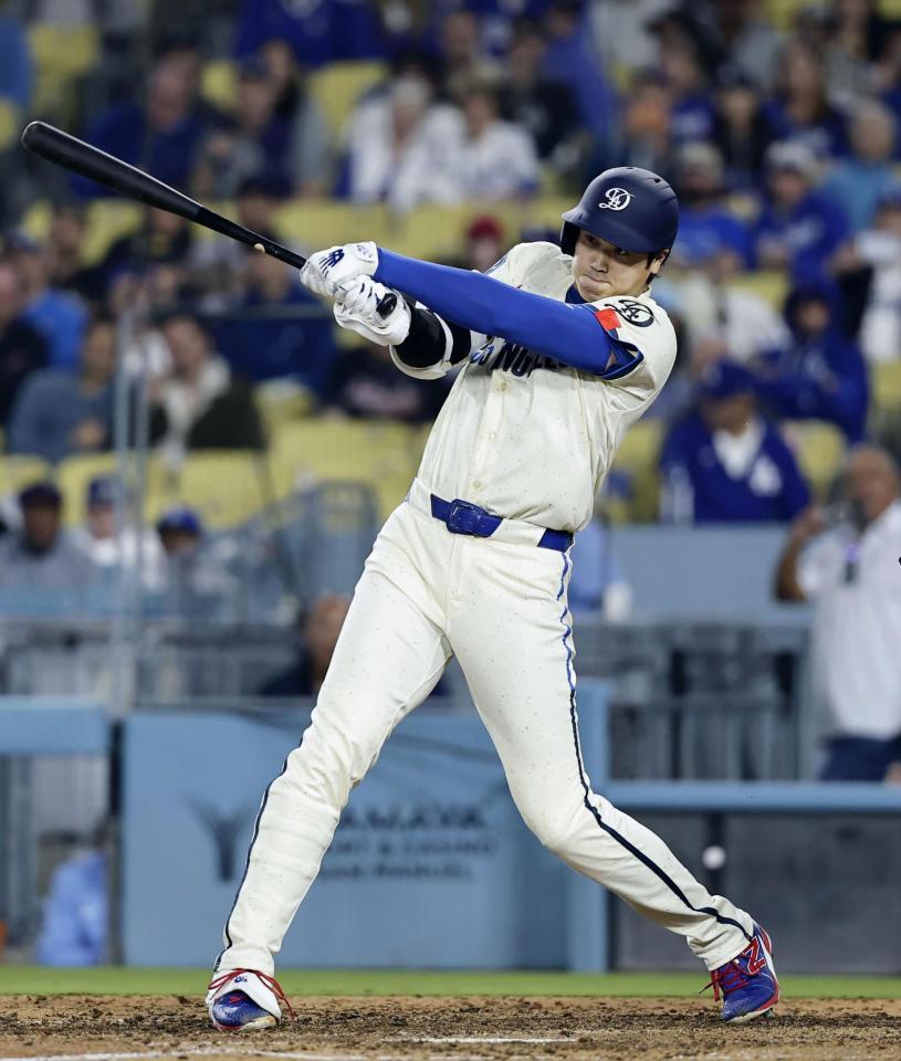 ８回、左前打を放つ大谷（共同）
