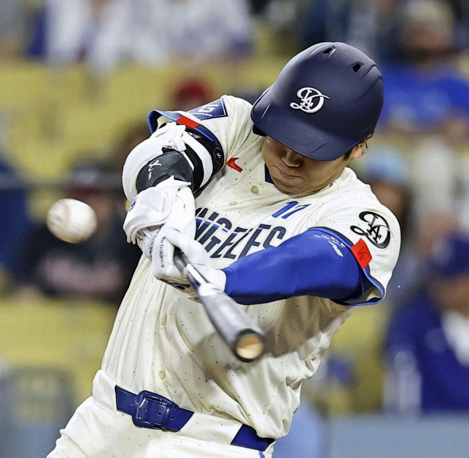 ８回、左前打を放つ大谷（共同）