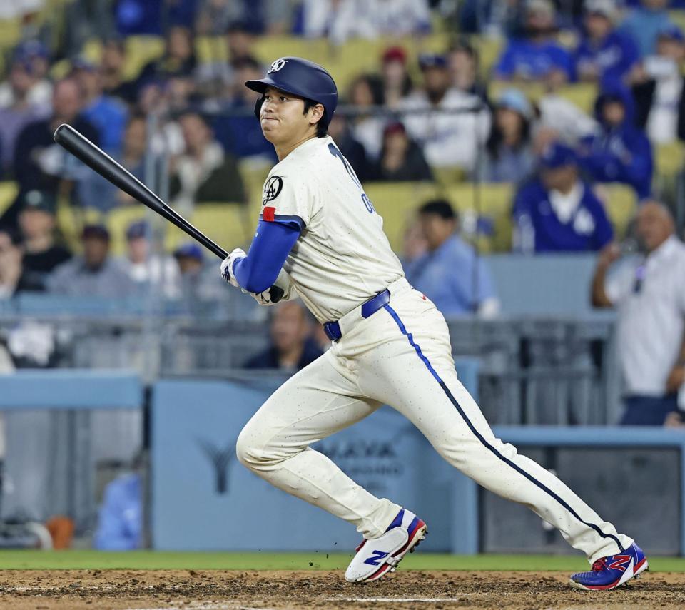 ８回、左前打を放つ大谷（共同）