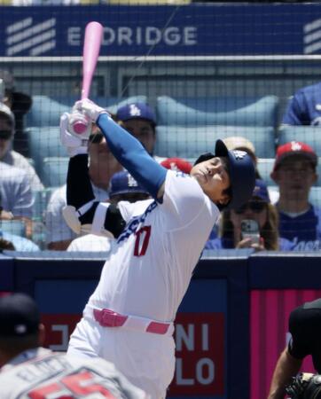 １回、空振りする大谷（共同）