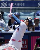 １回、空振りする大谷（共同）