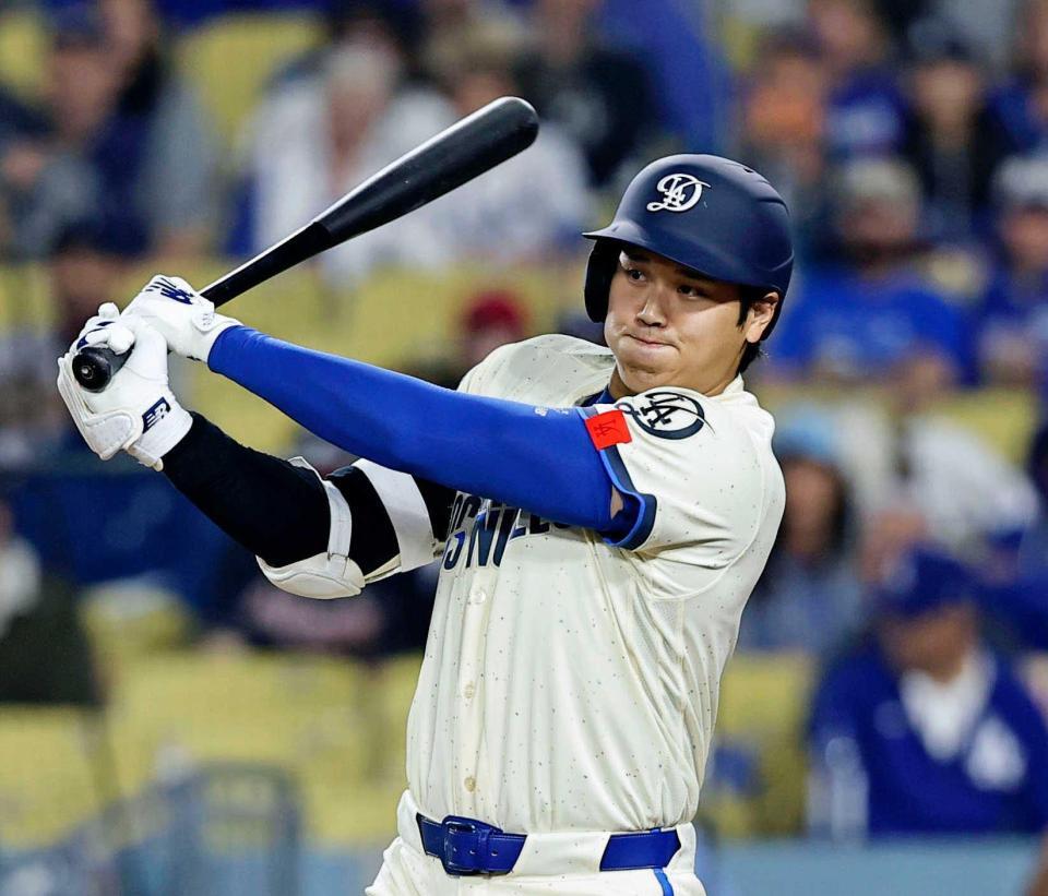 　８回、左前打を放つドジャース・大谷（共同）