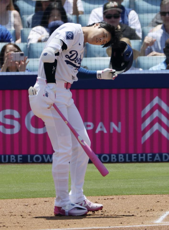 １回、空振りした大谷（共同）