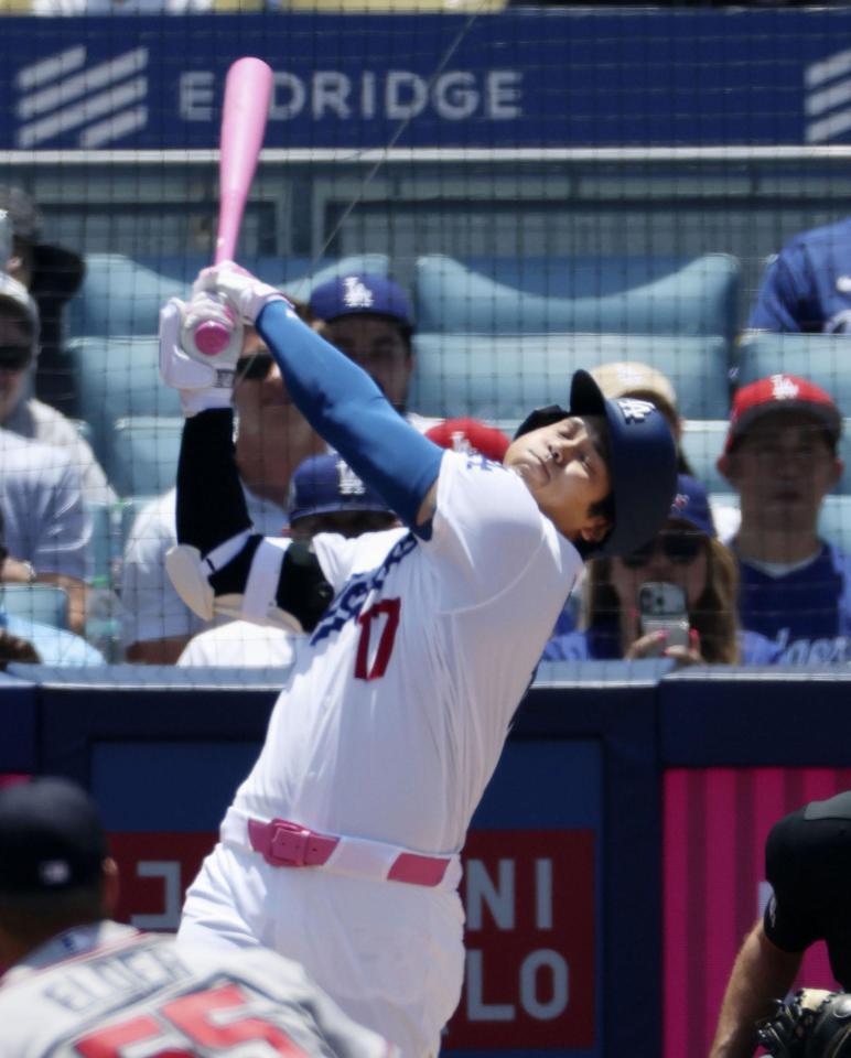 １回、空振りする大谷（共同）