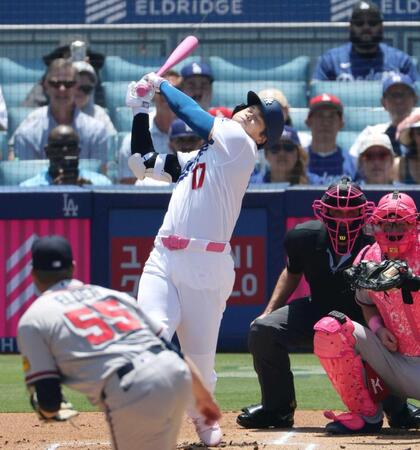 　１回、空振り三振に倒れるドジャース・大谷（共同）