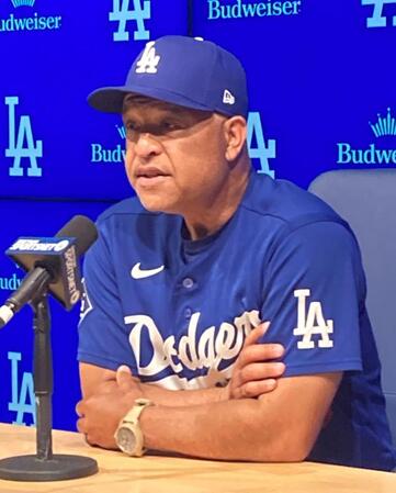 試合前に会見するドジャース・ロバーツ監督（撮影・小林信行）