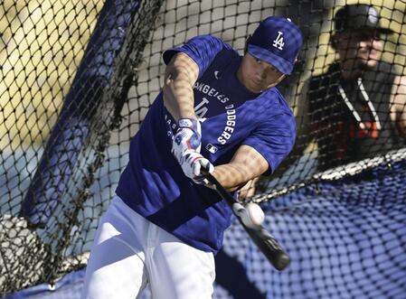 　打撃練習するドジャース・大谷＝ロサンゼルス（共同）
