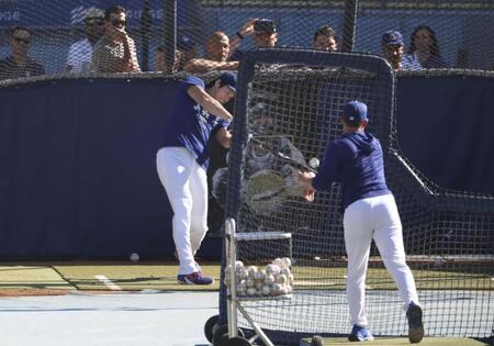　打撃練習するドジャース・大谷＝ロサンゼルス（共同）