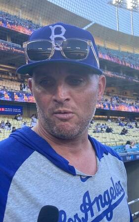 大谷の打撃について話すベイツ打撃コーチ(撮影・小林信行)