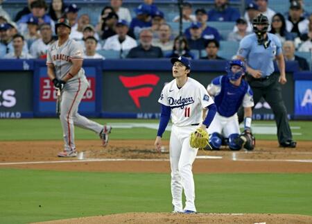 　ジャイアンツ戦の２回、ディバースにソロ本塁打を浴びたドジャース・佐々木＝ロサンゼルス（共同）