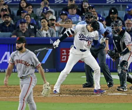 　ジャイアンツ戦の５回、空振り三振に倒れたドジャース・大谷。投手マクドナルド＝ロサンゼルス（共同）