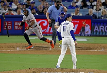 　ジャイアンツ戦の６回、ラモスに２点二塁打を打たれたドジャース・佐々木＝ロサンゼルス（共同）