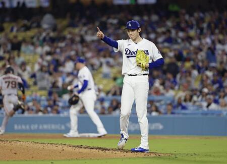 　ジャイアンツ戦の５回、好守の三塁手マンシーを指さすドジャース・佐々木＝ロサンゼルス（共同）