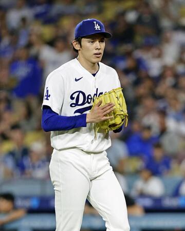 　ジャイアンツ戦の４回を投げ終え、グラブをたたきながらベンチに戻るドジャース・佐々木＝ロサンゼルス（共同）