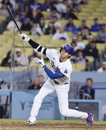 　ジャイアンツ戦の９回、空振り三振に倒れるドジャース・大谷＝ロサンゼルス（共同）